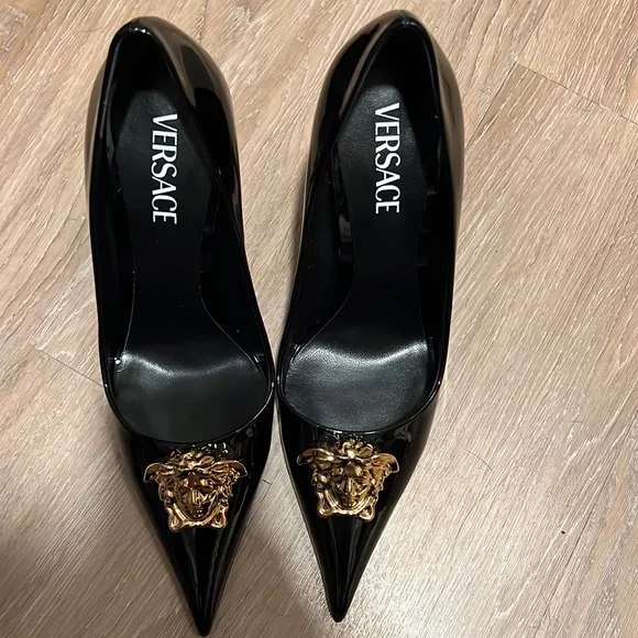 パンプス VERSACE  Pumps Women Patent Leather Black Versace La Medusa 105mm patent-leather Pumps | Black | FARFETCH